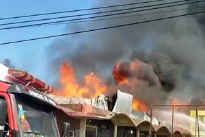 Se incendia una maderera y 30 dotaciones de bomberos intentan controlar las llamas