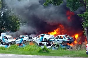 Voraz incendio en un depósito de patrulleros de la bonaerense y cerca de una destilería de YPF