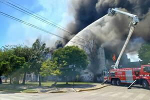 Incendio en un depósito de cartones: se cayó el techo y se desmoronó el frente