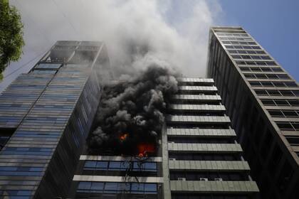 Se incendia un edificio al lado de la Secretaría de Trabajo en Alem al  600