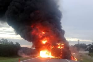 Un micro se prendió fuego sobre la ruta 9 y un camión se incendió en la autopista Riccheri