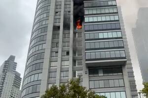 Se incendiaron ocho pisos en un edificio en Puerto Madero y el humo se extendió por 20 pisos