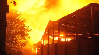 Se incendiaron tres fábricas y 70 dotaciones de bomberos combatieron las llamas