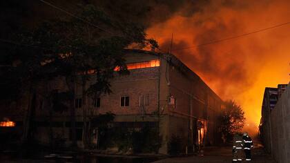 Se incendiaron tres fábricas y 70 dotaciones de bomberos combatieron las llamas