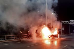 Se incendió un auto en General Paz y Libertador y los bomberos tuvieron que rescatar a la conductora de entre las llamas