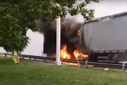 Se incendió un camión en la autopista Riccheri a la altura del Mercado Central