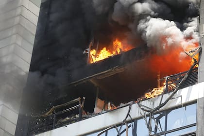 Se incendió un edificio al lado de la Secretaría de Trabajo en Alem al  600