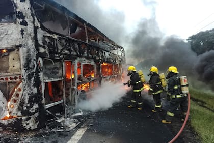 Se incendió un micro en la ruta 9, km 93, mano a Rosario