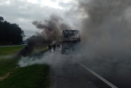 Se incendió un micro en la ruta 9, km 93, mano a Rosario