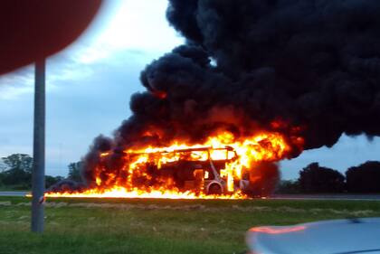 Se incendió un micro en la ruta 9, km 93, mano a Rosario