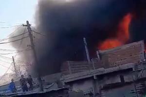 Se incendió un depósito de colectivos en Avellaneda, varias familias fueron evacuadas y bomberos combaten las llamas