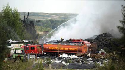 Se incendió una planta de reciclado en Villa Ballester: al menos 60 dotaciones de bomberos combaten el fuego