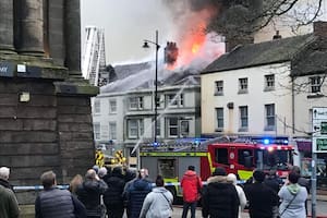 Se incendió un bar “embrujado” y los vecinos registraron figuras aterradoras en el humo