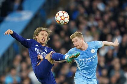 Se jugó sin respiros: Modric y De Bruyne disputan la pelota