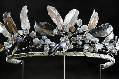 Se la conoce como “Tiara de la Medianoche” y es una de esas diademas únicas, ya que está hecha con plata negra, piedras lunares y más de mil brillantes sobre oro rosa y blanco.