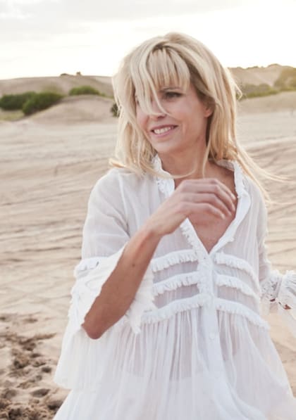 Se la ve luminosa bajo el sol del atardecer y muy segura frente a la cámara.