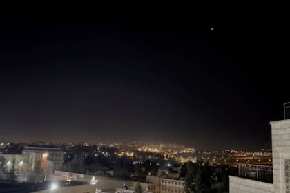Se lanzan misiles interceptores al cielo la madrugada del domingo 14 de abril de 2024 en Jerusalén. (Foto AP/Sam Mednick)