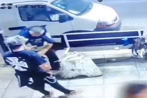 Se le escapó un disparo desde una bolsa e hirió de gravedad a un florista