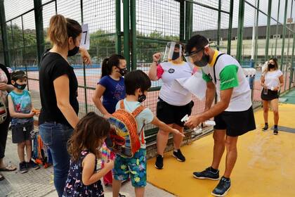 Se le tomará la temperatura a quien ingrese, quedando prohibido el ingreso para aquellos niños que presenten 37,5° o más