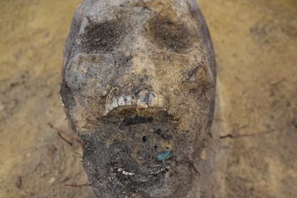 Se les ponia a los cadáveres una moneda en la boca para que puedan entregársela a Caronte, el barquero que los cruzaba del mundo de los vivos al de los muertos