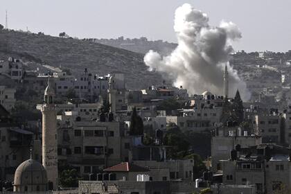 Se levanta humo durante los enfrentamientos entre militares israelíes y palestinos en el campo de refugiados de Jenin, en Cisjordania, el 9 de noviembre de 2023.