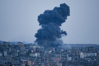 Se levanta humo tras un ataque aéreo israelí, en la ciudad de Gaza, domingo 8 de octubre de 2023. (AP Photo/Hatem Moussa)