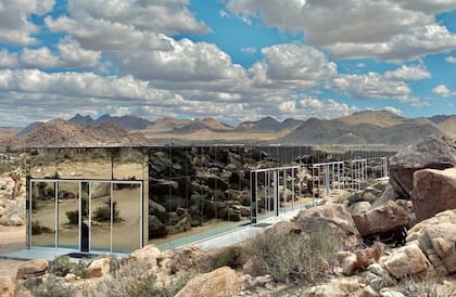 Se llama casa invisible porque su efecto espejado la hace pasar inadvertida ante el paisaje