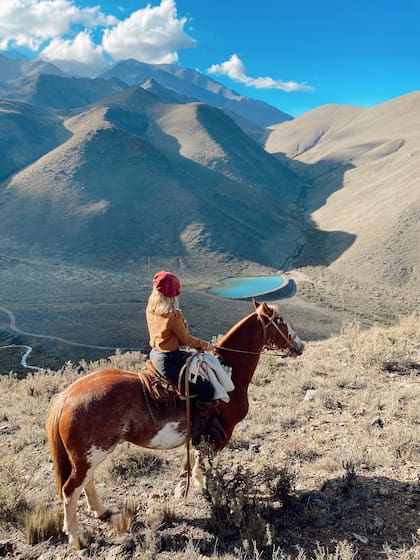 Se llega con caballos criollos hasta una laguna verde esmeralda ubicada a 4.300 metros de altura, sobre la cara sur del cerro El Plata.