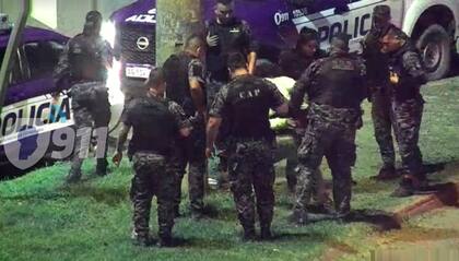 Se llevan detenido al ladrón del inodoro entre varios oficiales.