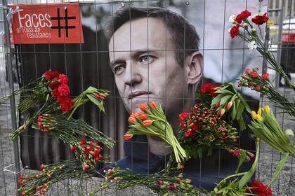  Se llevan velas y flores a un monumento improvisado en Helsinki, tras la muerte de la destacada figura de la oposición rusa Alexei Navalny. 17 de febrero de 2024, (Markku Ulander/Lehtikuva/dpa)
