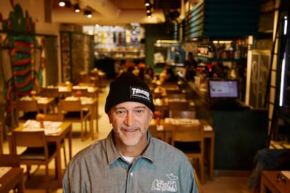 Se lo encuentra entre las mesas, con una sartén, revolviendo una olla, hablando con sus clientes en el salón y probando diferentes platos