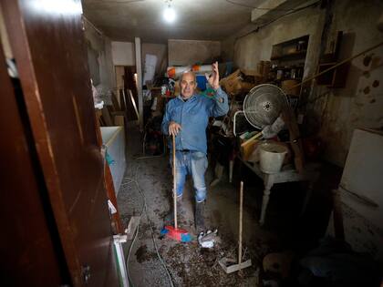 "Se me fueron los inquilinos, nadie quiere vivir así", lamenta Sergio Vannucci, que continúa limpiando su casa, a 100 metros del canal Maldonado
