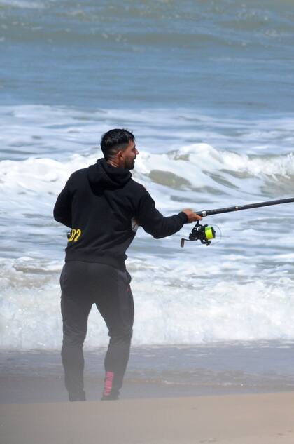 “Se me ocurrió ir a la playa a pescar. Qué voy a pescar, no sabés lo que eran esas olas”, reconoció el Kun entre risas.