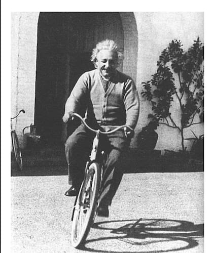 "Se me ocurrió (la teoría de la relatividad) mientras montaba en bicicleta”, declaró Albert Einstein