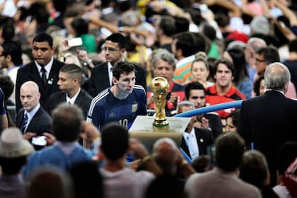 Se mira y no se toca parece estar pensando Lionel Messi en esta imagen tomada durante las celebraciones en el estado Maracaná, tras perder la Argentina la final del último Mundial.