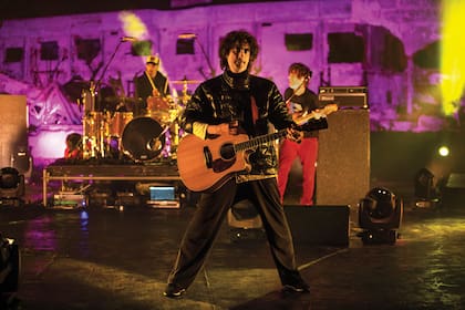 Se movilizaron cinco camiones de equipos y se gastaron 3.000 litros de gasoil para abastecer a los generadores de energía utilizados en el show de Los Fundamentalistas del Aire Acondicionado en Epecuén