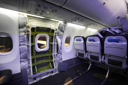Se muestra el área de la tapa de la puerta de un Boeing 737 Max 9 de Alaska Airlines, con paneles removidos, antes de la inspección en el Aeropuerto Internacional de Seattle-Tacoma, el 10 de enero de 2024, en SeaTac, Washington. 