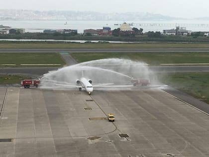 Se necesitan dos camiones de bomberos para así formar un arco de agua