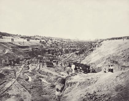 Se necesitaron 10 años y 1,5 millones de trabajadores para construirlo en el siglo XIX. De gran importancia mundial, hoy el 12% del comercio global transita a través de él