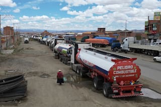 Se normaliza paulatinamente el abastecimiento de combustible tras cambio de gobierno en Bolivia
