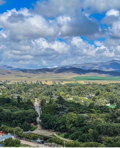 Se observa desde el Cerro Ceferino a 320 metros sobre el nivel del mar, se ve la avenida San Martín hasta el balneario El dique sobre el Río Sauce Grande - Imagen: Instagram @turismocierralaventana