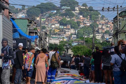 Se observan cuerpos alineados en la plaza São Lucas de la favela Vila Cruzeiro, en el complejo de Penha, en Río de Janeiro, Brasil, el 29 de octubre de 2025
