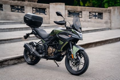 Se ofrece en tres colores: Blaze Red, Viper Green y Storm Gray