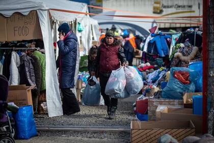 Se ofrece ropa y comida a mujeres y niños ucranianos que cruzan la frontera entre Eslovaquia y Ucrania para salir de su país en Vysne Nemecke, Eslovaquia oriental, el 2 de marzo de 2022