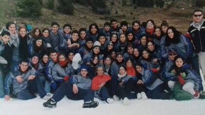 Se olvidaron en un placard una foto vieja de un viaje de egresados y ahora buscan a sus dueños