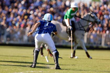 ¿Se olvidó el caballo? La postura heterodoxa de Adolfo Cambiaso en medio del juego obedece a una caída; en aquella final del Abierto de Hurlingham el delantero de La Dolfina se desgarró, pero volvió en buen nivel para Tortugas y el Argentino.