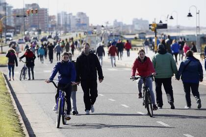 Con bicicletas o caminando los vecinos de Mar del Plata disfrutaron la tarde soleada de sábado