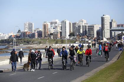 Se peatonaliza el paseo costero de Mar del Plata para los vecinos
