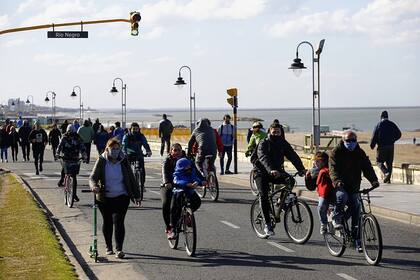 Con bicicletas o caminando los vecinos de Mar del Plata disfrutaron la tarde soleada de sábado