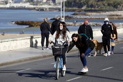 Con bicicletas o caminando los vecinos de Mar del Plata disfrutaron la tarde soleada de sábado